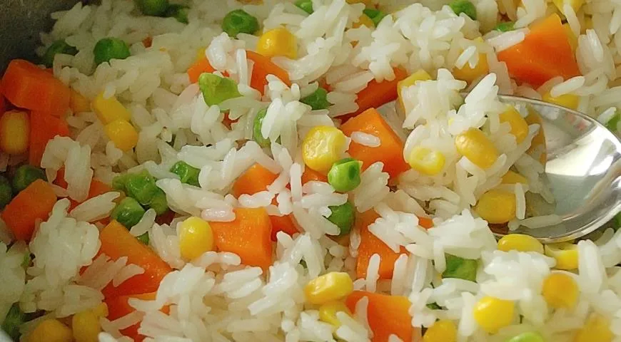 Рис с капустой на сковороде
