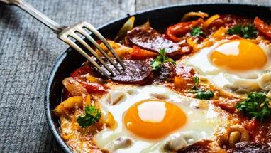 9 рецептов яичницы с колбасой: простые и вкусные идеи для бодрого утра
