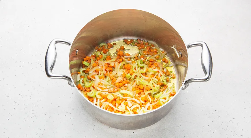 Томатный суп с курицей, консервированной фасолью и овощами