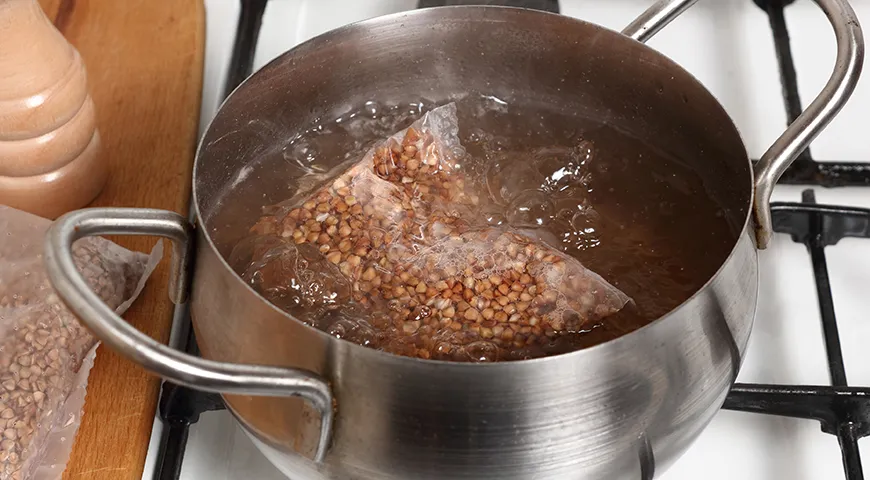 Гречку в пакетиках готовят на слабом кипении примерно 15 минут