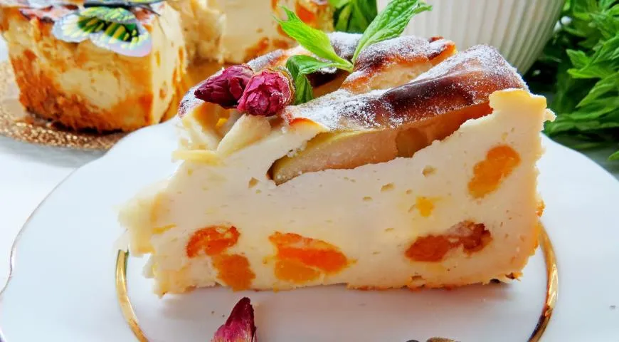 Воздушная творожная запеканка с курагой и яблоками