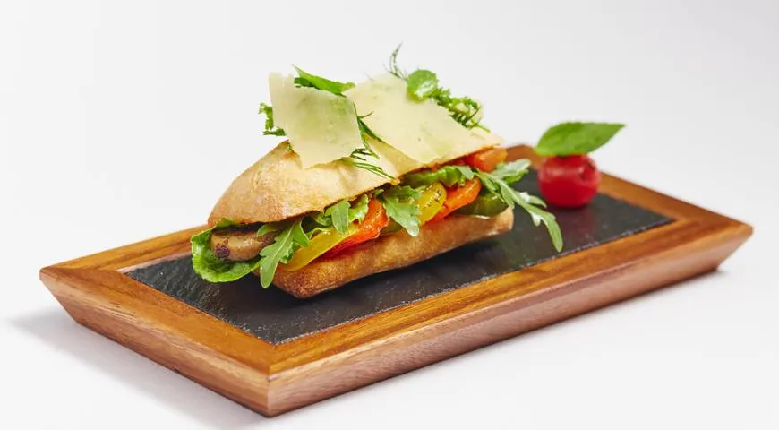 Готовим горячий бутерброд «Баня» с овощами и песто