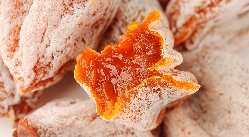 Чтобы получить 1 килограмм вяленой хурмы, нужно взять около 5-6 килограммов свежих плодов