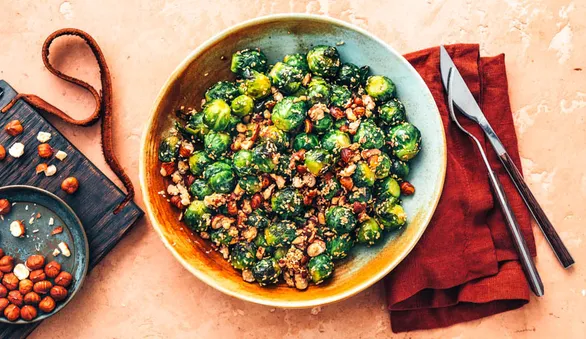 Брюссельская капуста с орехами и кунжутом всего из 5 ингредиентов, не считая соли