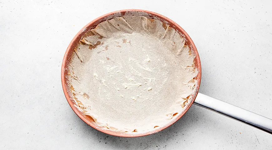 Творожная запеканка с изюмом на сковороде