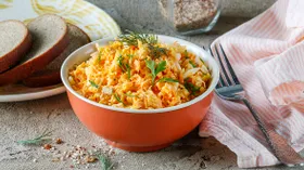 Салат из свежей моркови, сыра и яиц