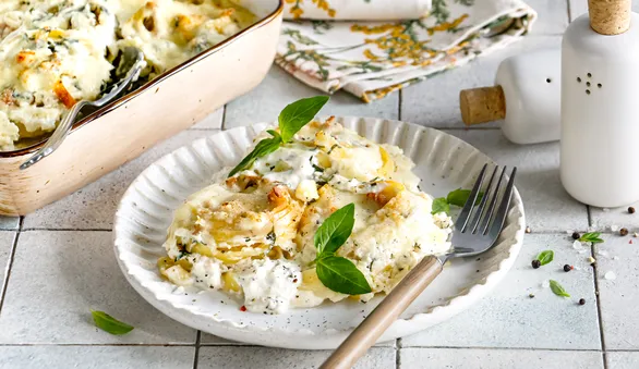 Гнезда с куриными окорочками, приготовленные в духовке