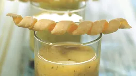 Холодный вишисуаз из петрушки с сырными палочками