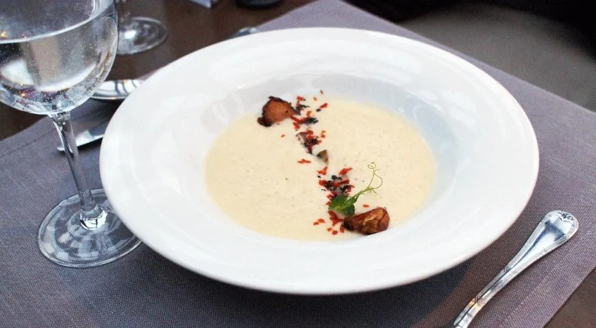 Капустный крем-суп с вешенками и маринованной брюссельской капустой от ресторана Hills
