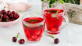 Компот из вишни с косточками
