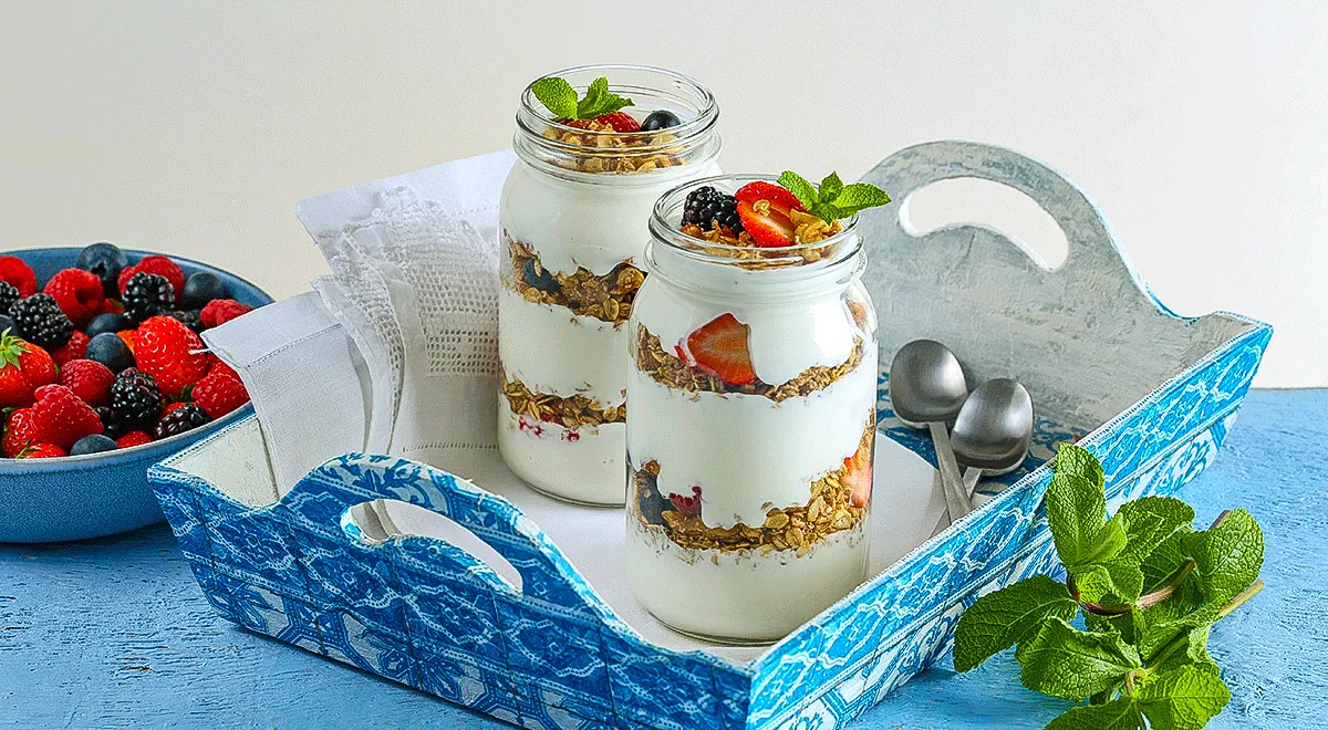 Рецепт йогурта с гранолой и ягодами