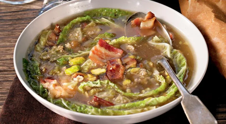 Рецепт яичного супа с савойской капустой и беконом