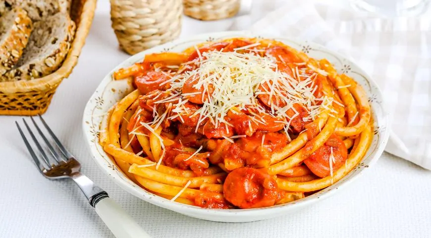 Спагетти с сосисками в томатном соусе