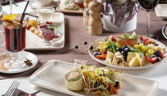 Закуска к глинтвейну: от сыров и яблочной шарлотки до фаршированных фиников