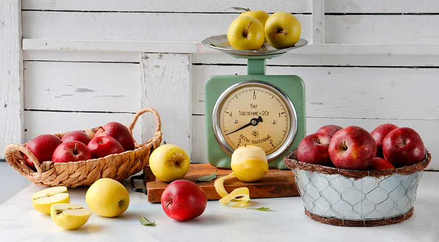 Сладкие сорта – «Голден Делишес», «Гала» или «Фуджи» – лучший выбор для слоек с яблоками: они прекрасно сохраняют форму при термообработке