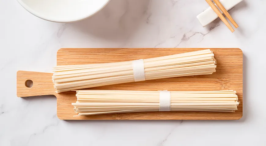 Поверхность сухой лапши удон не должна быть липкой, матовой или с налетом; любые трещины, сколы и обломки в упаковке — веская причина отказаться от покупки