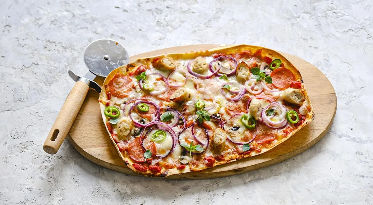 Вкусная пицца на тонком лаваше