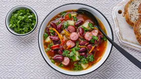 Томатный суп с колбасками и красной фасолью