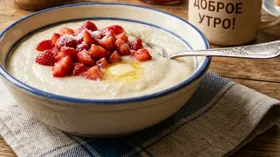 Манная каша с клубникой