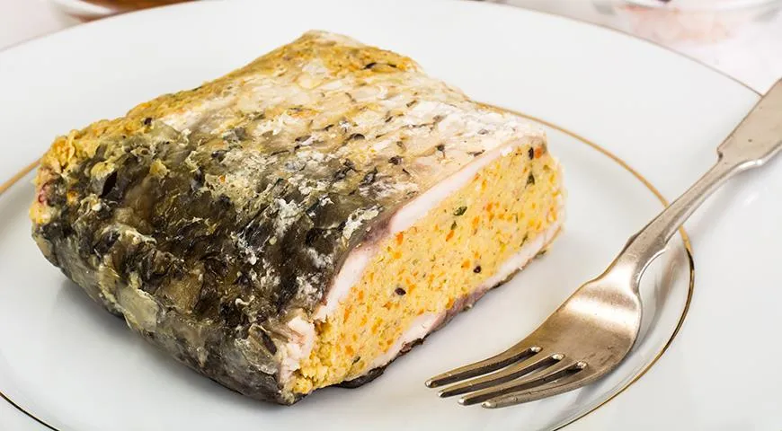 Кускус – одна из лучших основ для начинки фаршированной рыбы. Добавки к нему открывают простор для кулинарной фантазии