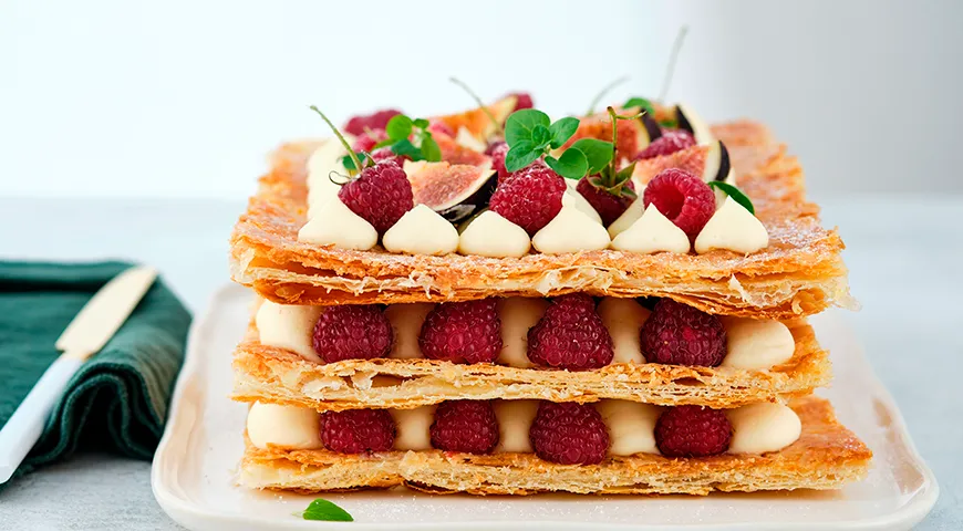 Мильфей — классический французский десерт с хрустящими слоями, известный в России как торт «Наполеон»