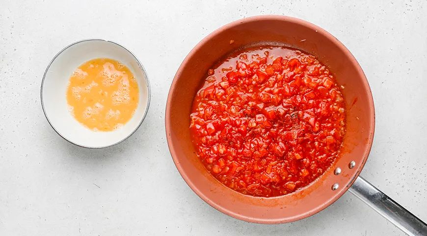 Макароны с яйцом, луком и томатной пастой на сковороде