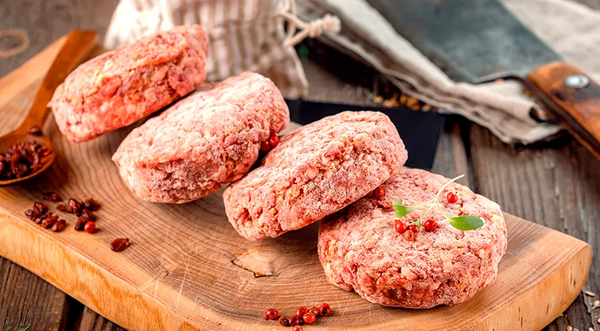 Классический способ длительного хранения котлет — заморозка