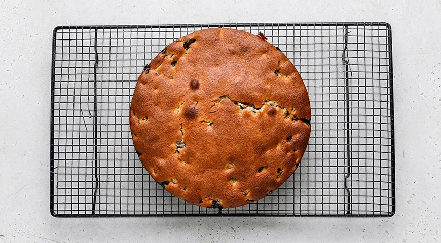 Заливной пирог с жимолостью