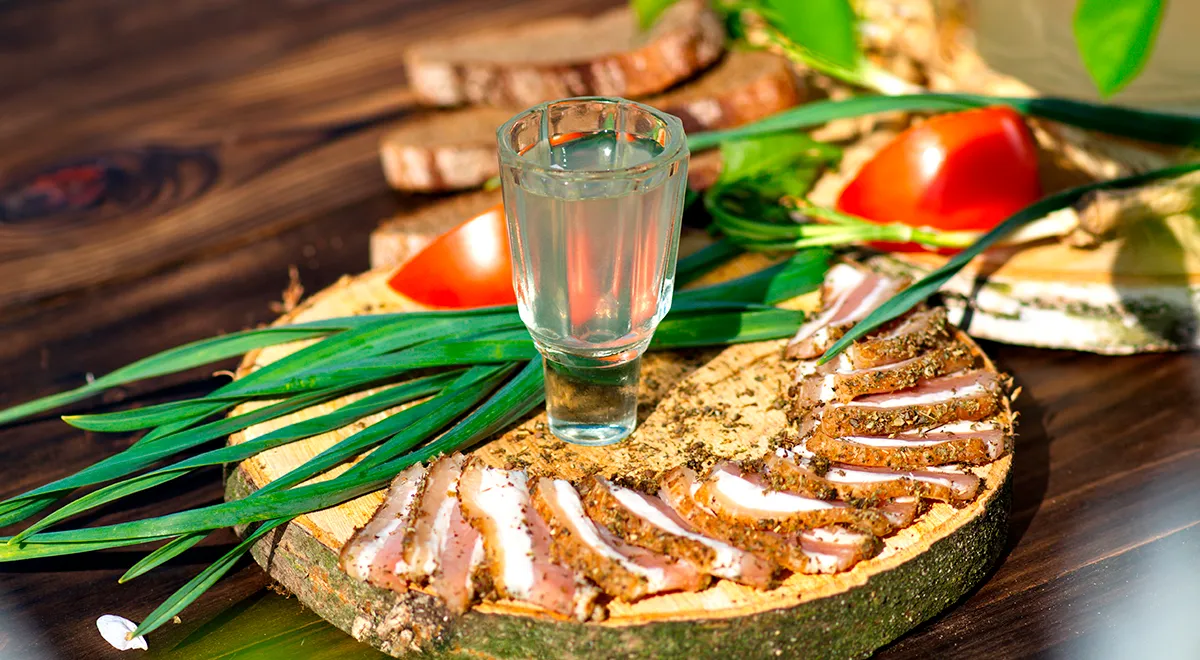 Самогон в домашних условиях: как выбрать сырье, правильно перегнать и с чем подать напиток к столу