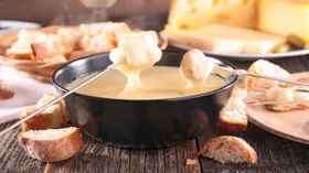 Всемирный день сырного фондю: почему блюдо швейцарских крестьян любят во всем мире
