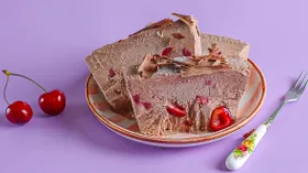 Шоколадное мороженое из какао с вишней