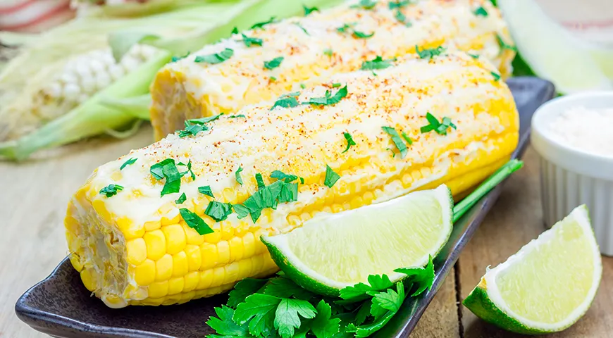 В Мексике вареную кукурузу подают с майонезом, перцем чили, сыром и лаймом