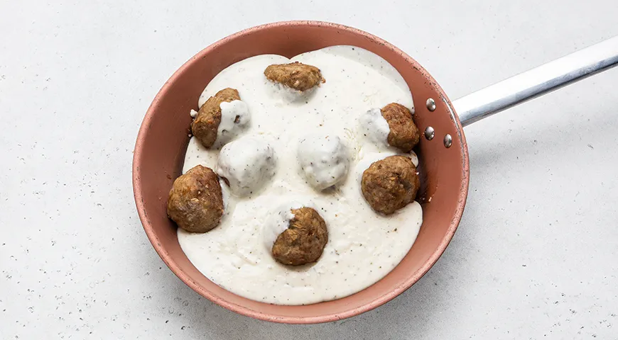 Тефтели под соусом бешамель