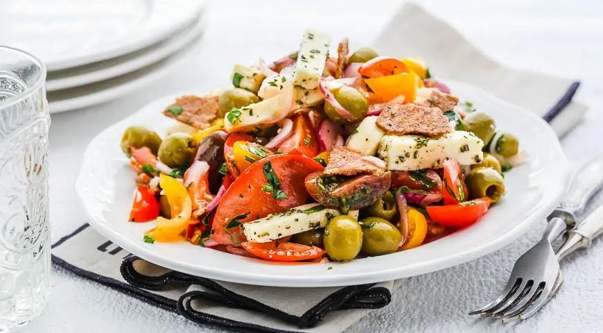 Салат из маринованного адыгейского сыра с помидорами и оливками