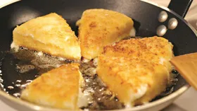 Жареный сыр с яйцами