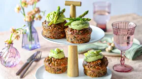 Закусочные маффины из киноа со шпинатом и миндалем