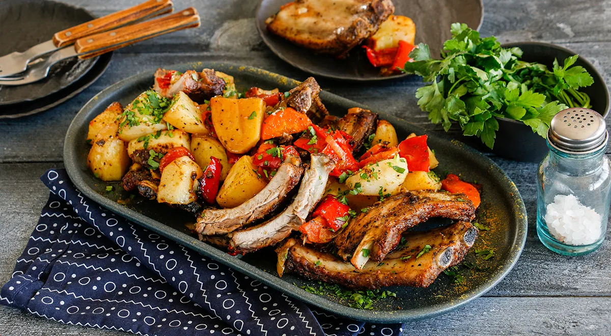 Рецепт свиных ребрышек, запеченных с картошкой (в рукаве)