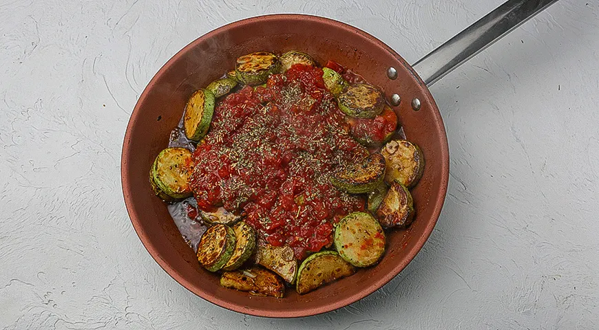 Свиные отбивные с кабачками и томатным соусом