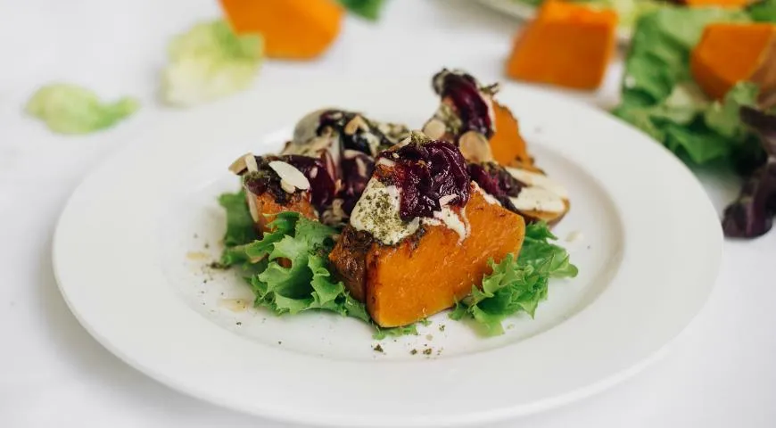 Тыква, запеченная с тхиной и луком конфи