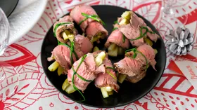 Рулетики из ростбифа, холодная закуска из говядины с соленым огурцом и хреном