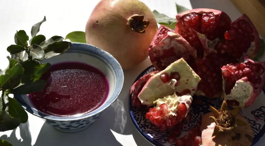 Гранатовые корки можно добавлять в различные блюда, напитки и соусы для придания терпкости 