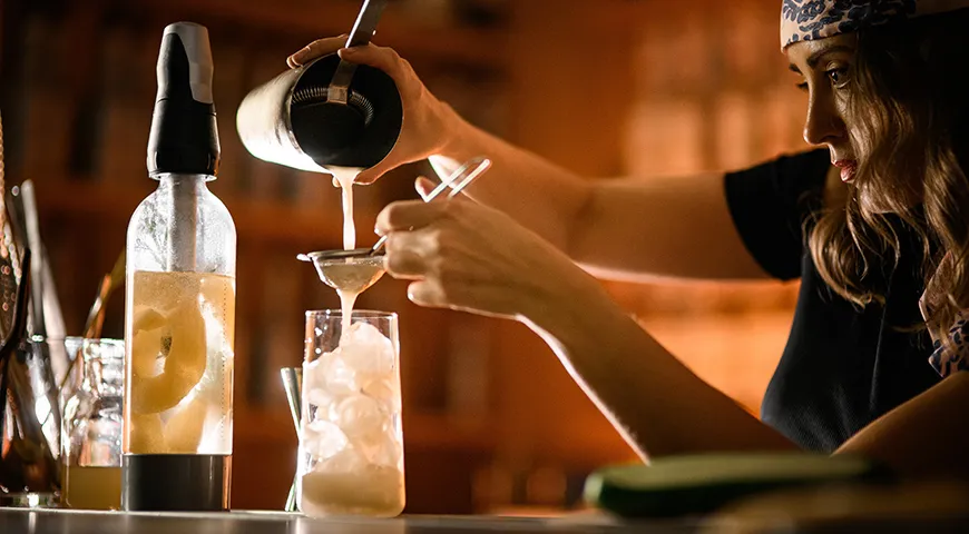 Еще в XIX веке коктейли делили по конструкции, то есть по соотношению алкоголя, сахара, кислотности и способу приготовления