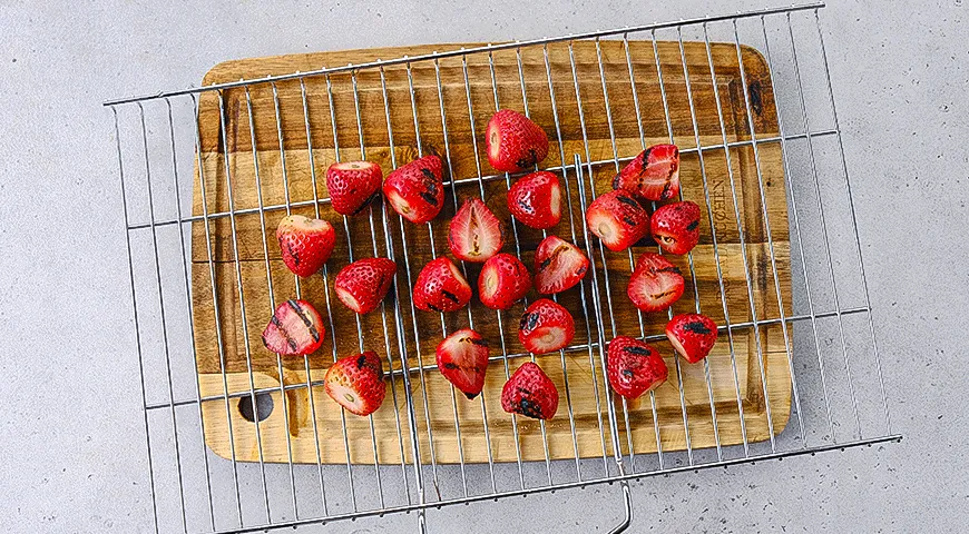 Клубника на гриле с бальзамиком и сливками
