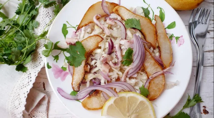 Салат из капусты с осьминогами и карамелизированной грушей, рецепт