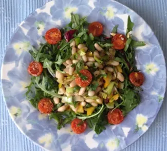 Салат из белой фасоли с овощами и печеными помидорами