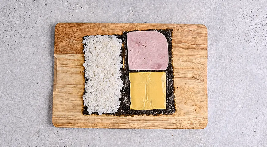 Онигиразу с сыром и ветчиной