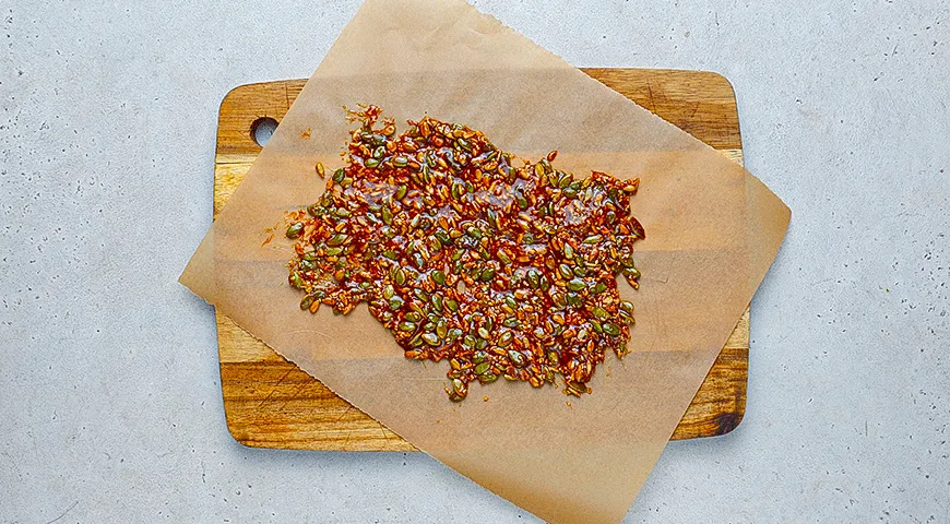 Зеленый салат с пралине из семечек