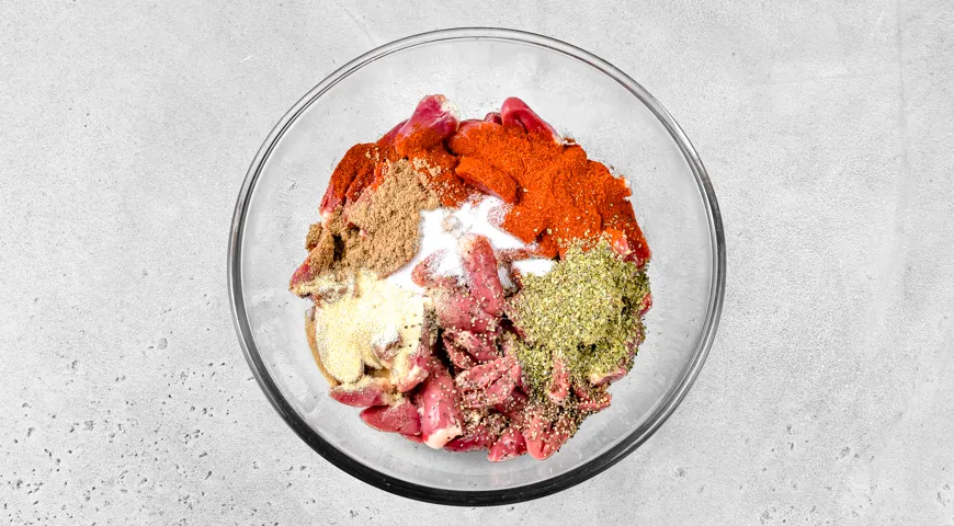 Куриные сердечки, тушенные в сливках, с морковью и луком