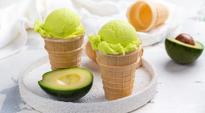 Домашнее мороженое из авокадо можно делать из замороженных кусочков со сгущенным молоком или наоборот - из свежих плодов, а потом уже замораживать