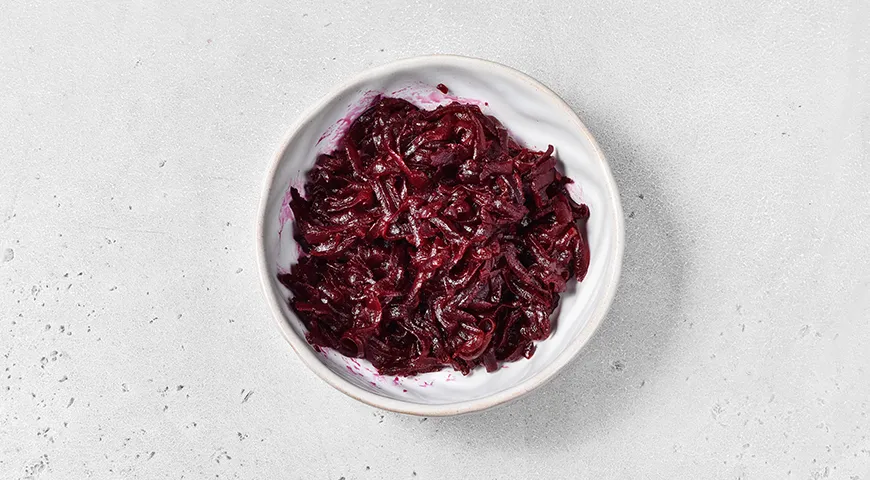 Дрожжевые пирожки со свеклой и яблоками на сковороде